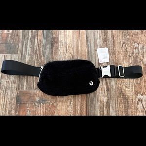 New with tags Lululemon fleece Everywhere Belt Bag